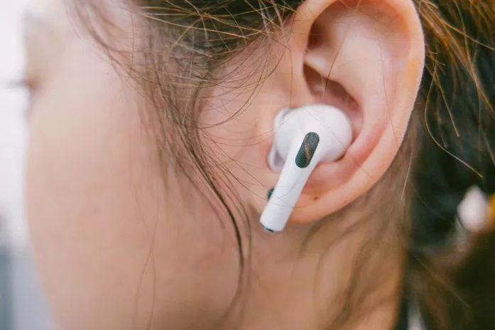 AirPods Pro bám chắc vào tai người dùng (Ảnh: Internet). AirPods Pro bám chắc vào tai người dùng (Ảnh: Internet).