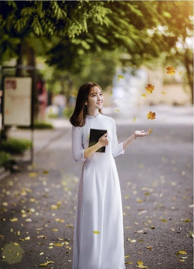 Đứng trên sân trường (Nguồn ảnh: Internet). Đứng trên sân trường (Nguồn ảnh: Internet).