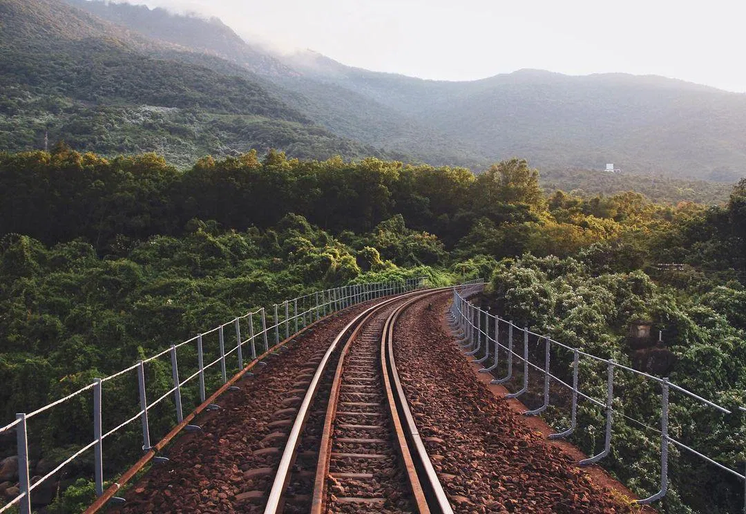 Đường tàu chạy ngang qua Đèo Hải Vân (Ảnh: Internet). Đường tàu chạy ngang qua Đèo Hải Vân (Ảnh: Internet).