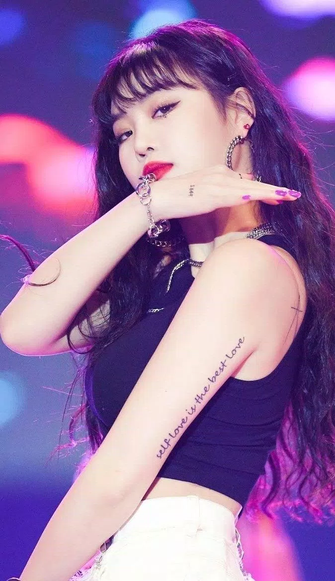 Soojin ((G)I-DLE) là một trong những thần tượng KPOP hiếm hoi sở hữu hình xăm trên cơ thể. (Nguồn: Internet)