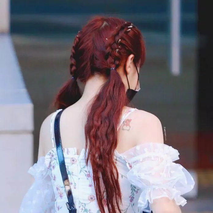 Yuqi ((G)I-DLE) là một trong những thần tượng KPOP hiếm hoi sở hữu hình xăm trên cơ thể. (Nguồn: Internet) Yuqi ((G)I-DLE) là một trong những thần tượng KPOP hiếm hoi sở hữu hình xăm trên cơ thể. (Nguồn: Internet)
