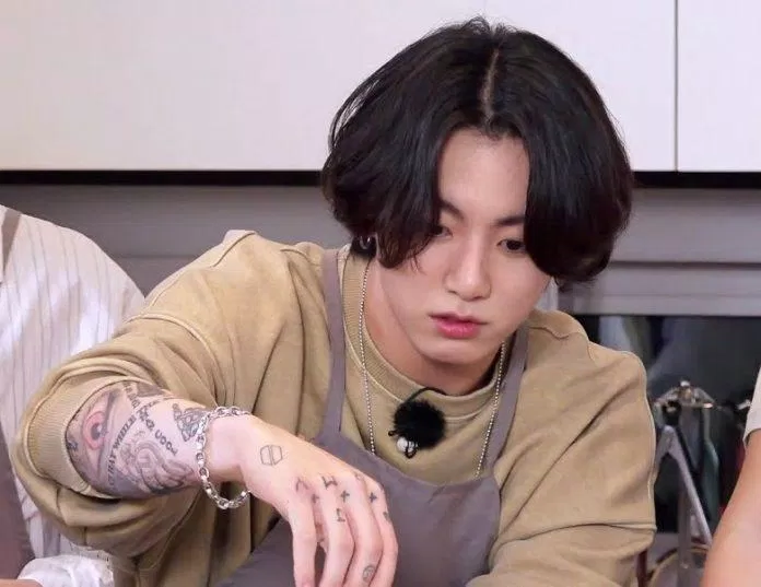 Jungkook (BTS) là một trong những thần tượng KPOP hiếm hoi sở hữu hình xăm trên cơ thể. (Nguồn: Internet) Jungkook (BTS) là một trong những thần tượng KPOP hiếm hoi sở hữu hình xăm trên cơ thể. (Nguồn: Internet)