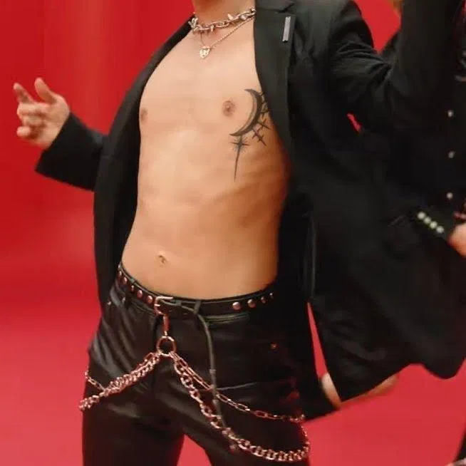 Ten (WayV) là một trong những thần tượng KPOP hiếm hoi sở hữu hình xăm trên cơ thể. (Nguồn: Internet) Ten (WayV) là một trong những thần tượng KPOP hiếm hoi sở hữu hình xăm trên cơ thể. (Nguồn: Internet)