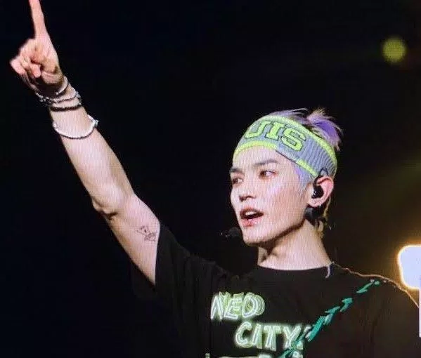 Taeyong (NCT 127) là một trong những thần tượng KPOP hiếm hoi sở hữu hình xăm trên cơ thể. (Nguồn: Internet)