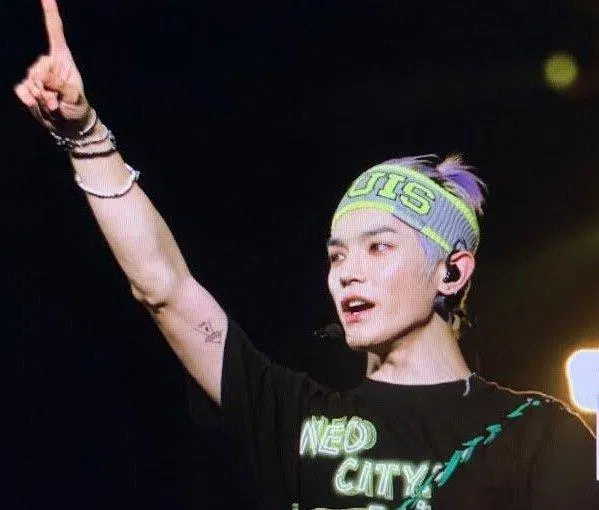 Taeyong (NCT 127) là một trong những thần tượng KPOP hiếm hoi sở hữu hình xăm trên cơ thể. (Nguồn: Internet) Taeyong (NCT 127) là một trong những thần tượng KPOP hiếm hoi sở hữu hình xăm trên cơ thể. (Nguồn: Internet)