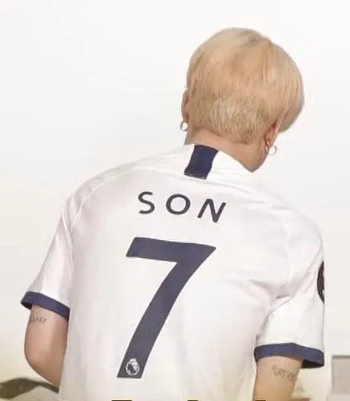 Jimin (BTS) là một trong những thần tượng KPOP hiếm hoi sở hữu hình xăm trên cơ thể. (Nguồn: Internet) Jimin (BTS) là một trong những thần tượng KPOP hiếm hoi sở hữu hình xăm trên cơ thể. (Nguồn: Internet)