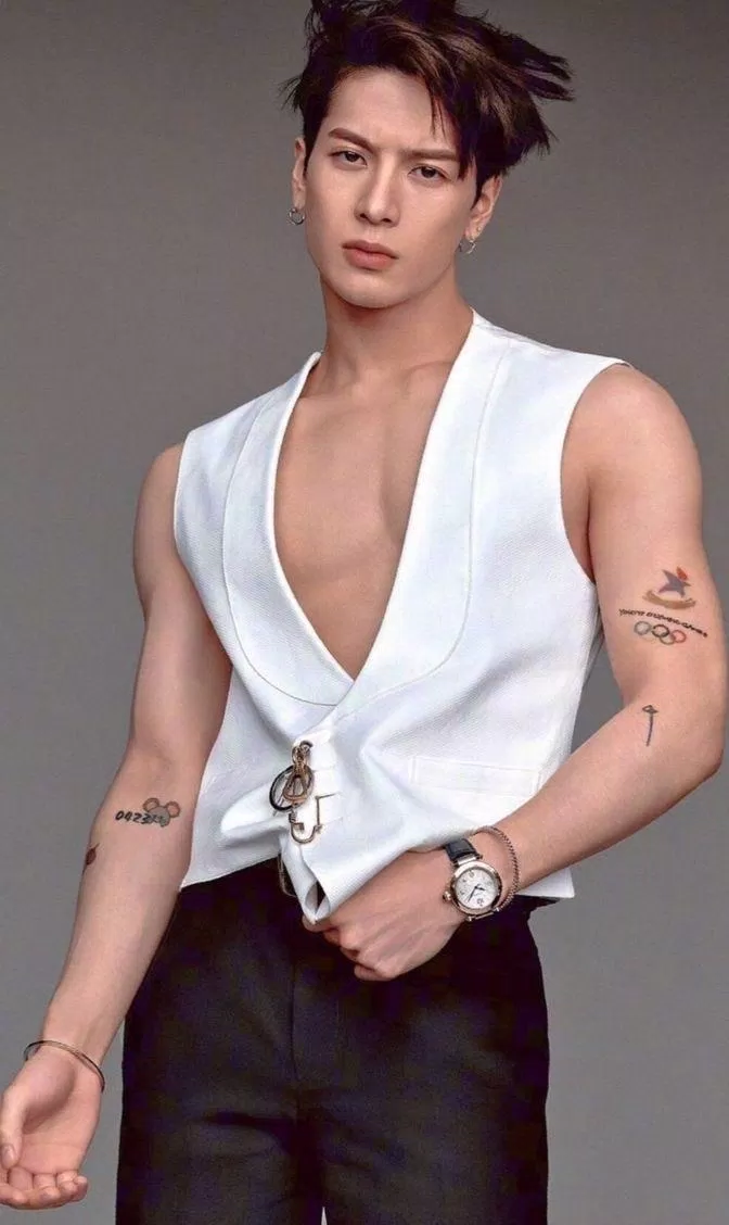 Jackson (GOT7) là một trong những thần tượng KPOP hiếm hoi sở hữu hình xăm trên cơ thể. (Nguồn: Internet)