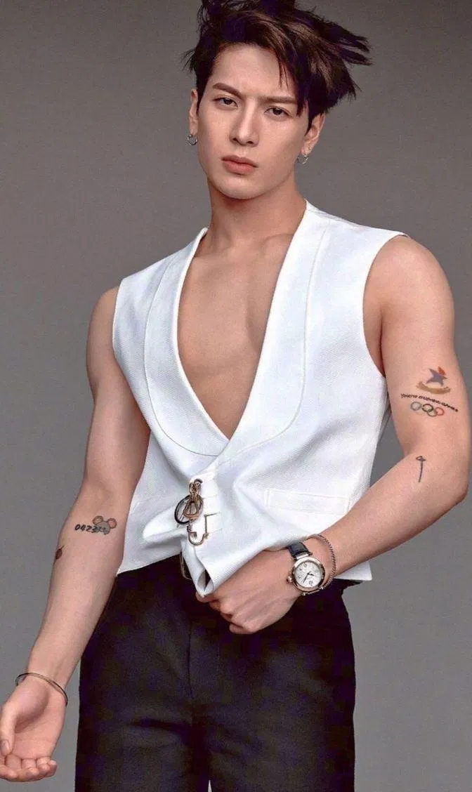 Jackson (GOT7) là một trong những thần tượng KPOP hiếm hoi sở hữu hình xăm trên cơ thể. (Nguồn: Internet) Jackson (GOT7) là một trong những thần tượng KPOP hiếm hoi sở hữu hình xăm trên cơ thể. (Nguồn: Internet)