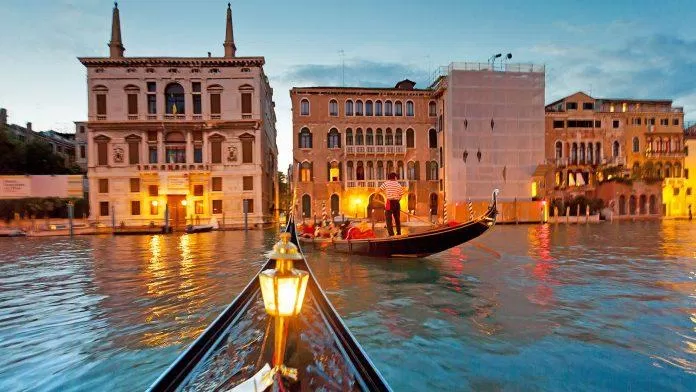 Di chuyển bằng thuyền để tham quan thành phố Venice (Ảnh: Internet). Di chuyển bằng thuyền để tham quan thành phố Venice (Ảnh: Internet).