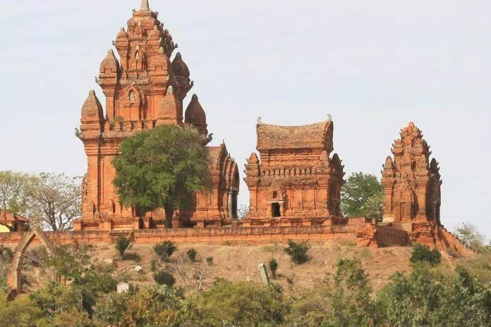 Tháp Poshanư (Nguồn: Internet).