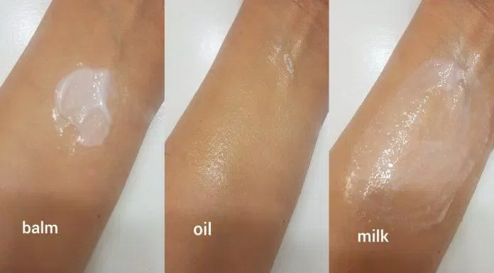 Xoa đều The Ordinary Squalane Cleanser trước khi apply lên da khô (Nguồn: Internet)