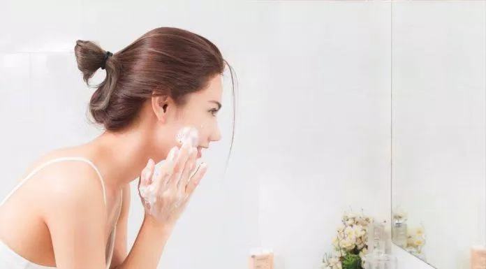 Làm sạch da là công đoạn quan trọng hàng đầu trong việc skincare tuổi dậy thì (ảnh: internet)