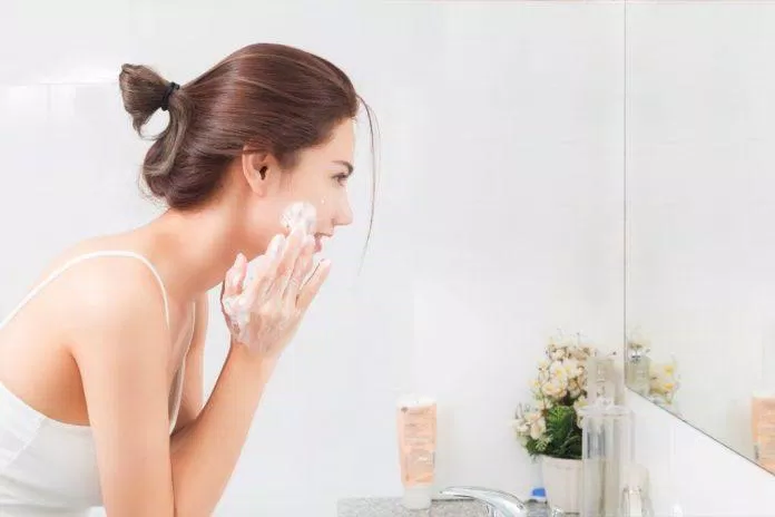 Làm sạch da là công đoạn quan trọng hàng đầu trong việc skincare tuổi dậy thì (ảnh: internet)