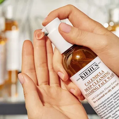 Sữa rửa mặt Kiehl’s Calendula Deep Cleansing Foaming Facial Wash với thành phần chính là chiết xuất hoa cúc (Nguồn: Internet) Sữa rửa mặt Kiehl’s Calendula Deep Cleansing Foaming Facial Wash với thành phần chính là chiết xuất hoa cúc (Nguồn: Internet)