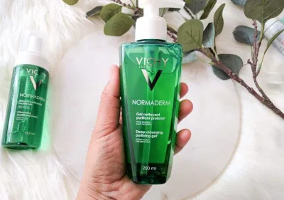 Sữa rửa mặt Vichy Normaderm Deep Cleansing Gel có phần cỏ xanh bắt mắt (Nguồn: Internet) Sữa rửa mặt Vichy Normaderm Deep Cleansing Gel có phần cỏ xanh bắt mắt (Nguồn: Internet)