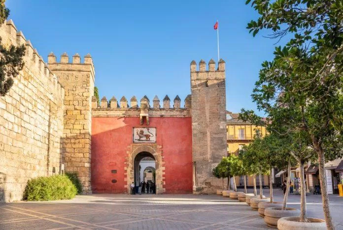Lối vào của cung điện Alcazar tại Seville, Andalusia, Tây Ban Nha (Ảnh: Internet).