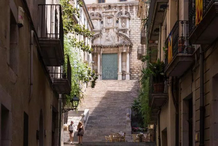 Những bậc thang dẫn lên nhà thờ Sant Marti Sacosta nằm trong khu phố cổ Barri Vell của Girona (Ảnh: Internet).
