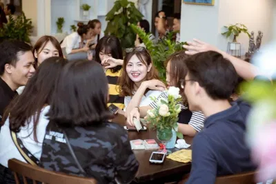 Rời xa màn hình điện thoại và đi gặp những người bạn thân (Ảnh: Internet). Rời xa màn hình điện thoại và đi gặp những người bạn thân (Ảnh: Internet).