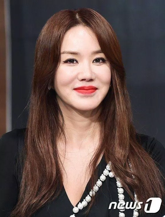Uhm Jung Hwa nữ ca sĩ huyền thoại đã chuyển đổi sang lĩnh vực diễn xuất thành công. (Nguồn: Internet)