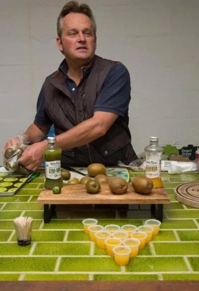 Nước ép kiwi cùng với trái kiwi tươi và khô được đích thân chủ nhân mang ra phục vụ cho du khách (Ảnh: Internet). Nước ép kiwi cùng với trái kiwi tươi và khô được đích thân chủ nhân mang ra phục vụ cho du khách (Ảnh: Internet).