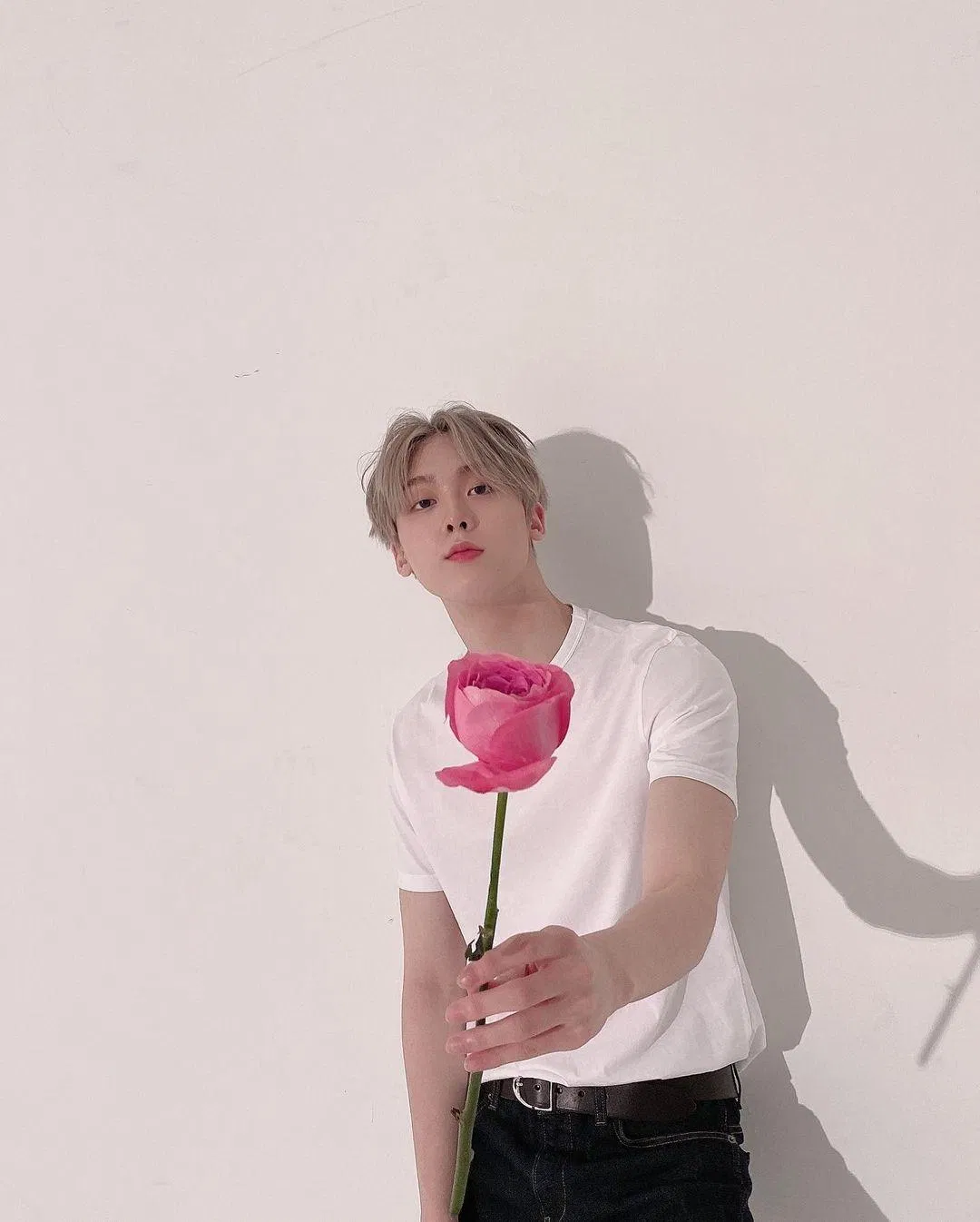 Ngay cả bông hoa trong bức ảnh này cũng nhạt nhòa so với anh ấy (Ảnh: Internet). Ngay cả bông hoa trong bức ảnh này cũng nhạt nhòa so với anh ấy (Ảnh: Internet).