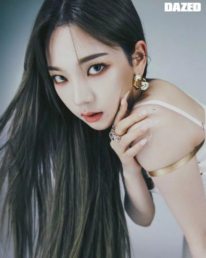 Karina chứng minh tiềm năng trở thành một người mẫu thời trang cao cấp trong buổi chụp hình với tạp chí DAZED. (Nguồn: Internet)