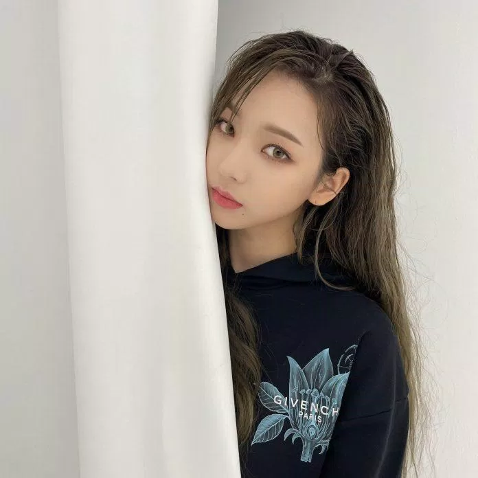 Trong bộ hình quảng cáo cho thương hiệu cao cấp Givenchy, Karina gây chú ý với tạo hình sang chảnh, quyến rũ cùng mái tóc ướt. (Nguồn: Internet)