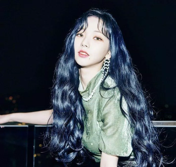 Netizens đều bị choáng ngợp trước aura như đang phát sáng của Karina trong bộ ảnh party trên sân thượng. (Nguồn: Internet)