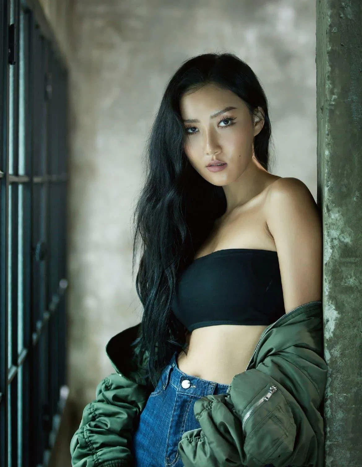 Hwasa (MAMAMOO) là trường hợp gây sốc nhất. Nữ idol sinh năm 1995, là em út trong nhóm và bằng tuổi với Nayeon (TWICE). Nhưng không ai nghĩ nữ idol chỉ mới 25 tuổi khi mới nhìn thấy Hwasa. (Nguồn: Internet)