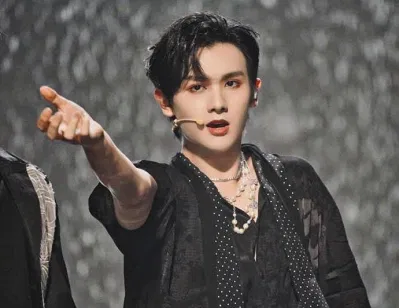 Tạo hình quyến rũ của nam idol trong sự kiện (Ảnh: Internet). Tạo hình quyến rũ của nam idol trong sự kiện (Ảnh: Internet).