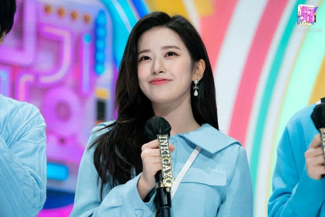 MC của Inkigayo, Ahn Yujin nổi tiếng với ngoại hình diễn viên, mang vibe thanh thuần và trong sáng như mối tình đầu. (Nguồn: Internet)