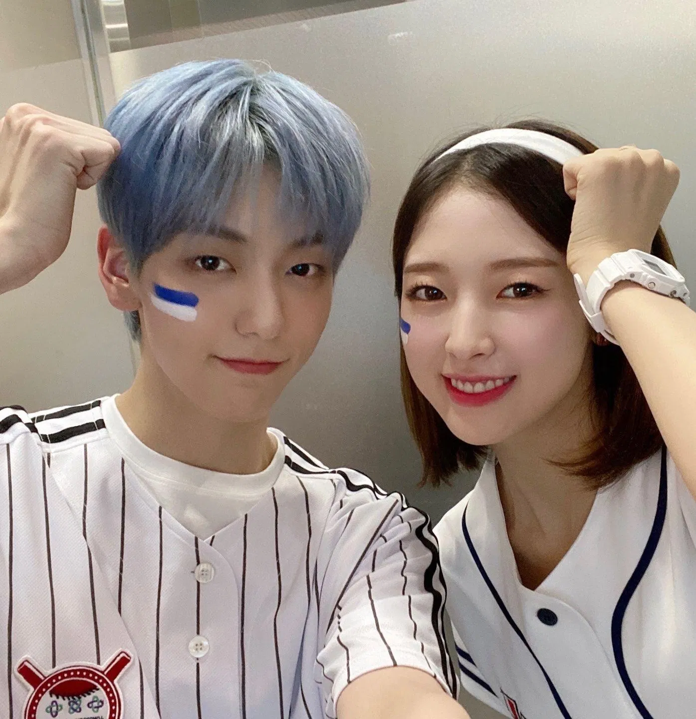 Cùng với đàn em Soobin (TXT), 2 chị em tạo nên bộ đôi MC "gấp đôi visual" cực mãn nhãn. (Nguồn: Internet)