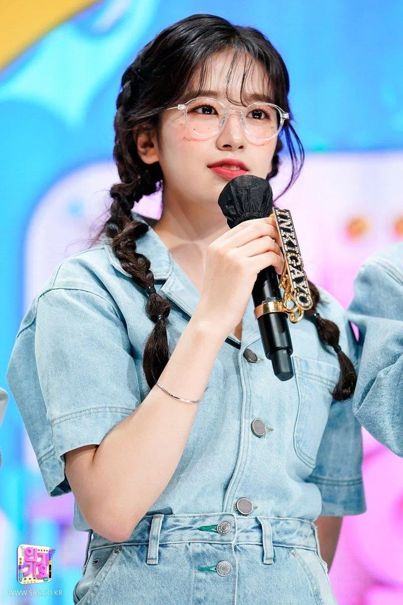 Ahn Yujin biến hóa linh hoạt với vẻ lanh lợi, đáng yêu trong concept khác của Inkigayo. (Nguồn: Internet)