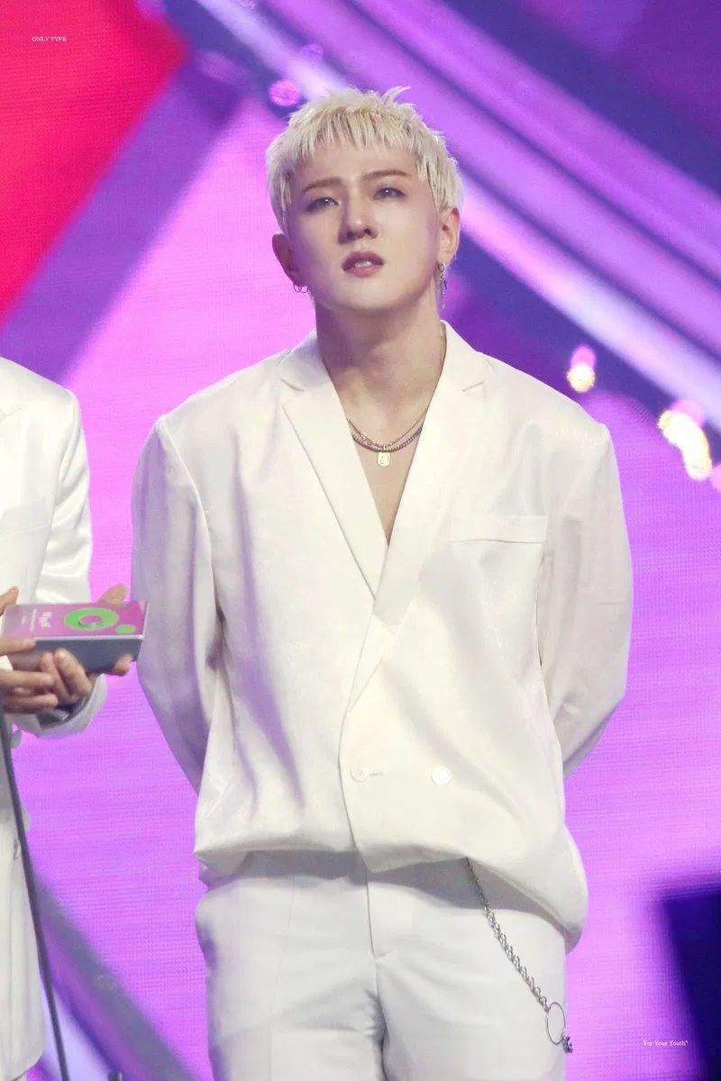 Không chỉ vượt qua buổi thử giọng cho SM Entertainment, thành viên iKON còn là quán quân cuộc thi "Tìm kiếm thực tập sinh" của JYP Entertainment vào năm 2012. (Nguồn: Internet)