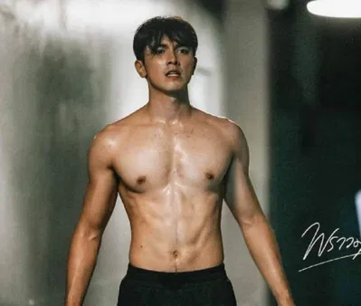Thân hình rắn chắc của Pon Nawasch được đạo diễn khéo léo khoe trong bộ phim (ảnh: interent)