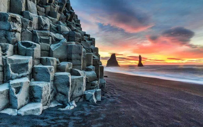 Bãi biển cát đen Reynisfjara (Ảnh: Internet). Bãi biển cát đen Reynisfjara (Ảnh: Internet).
