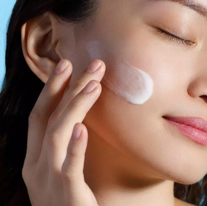Bôi kem chống nắng luôn là một bước cần thiết và quan trọng. Bôi kem chống nắng luôn là một bước cần thiết và quan trọng.