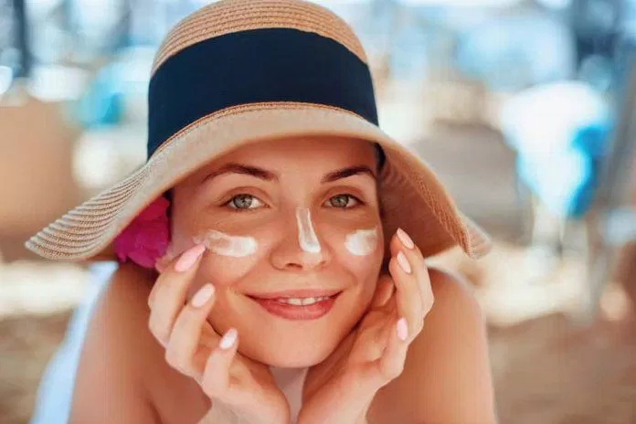 Bôi kem chống nắng giúp năng ngừa tia UV Bôi kem chống nắng giúp năng ngừa tia UV