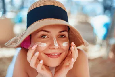 Bôi kem chống nắng giúp năng ngừa tia UV Bôi kem chống nắng giúp năng ngừa tia UV