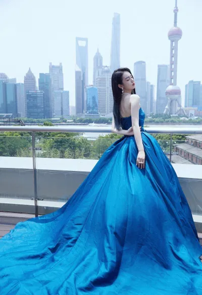 Châu Dã khoe dáng trước tháp Minh Châu, Thượng Hải (Ảnh: Internet). Châu Dã khoe dáng trước tháp Minh Châu, Thượng Hải (Ảnh: Internet).
