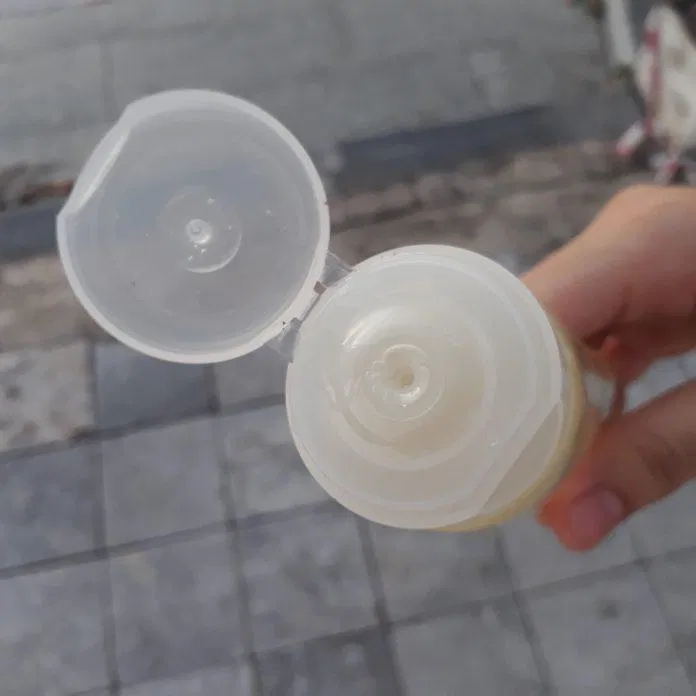 Miệng tuýp nhỏ có tác dụng kiểm soát lượng dầu không gây lãng phí cho mỗi lần dùng (ảnh: BlogAnChoi).
