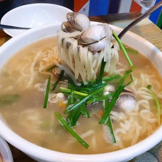 Món mì kalguksu với hến (Ảnh: Internet). Món mì kalguksu với hến (Ảnh: Internet).