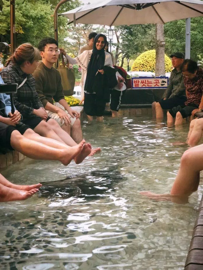 Rất nhiều du khách muốn được thư giãn tại suối nước nóng Yuseong (Ảnh: Internet).