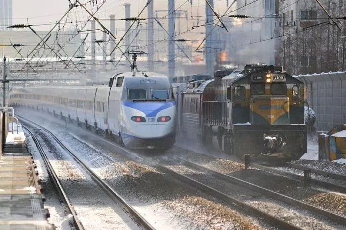 Tàu cao tốc KTX để tới Daejeon (Ảnh: Internet). Tàu cao tốc KTX để tới Daejeon (Ảnh: Internet).