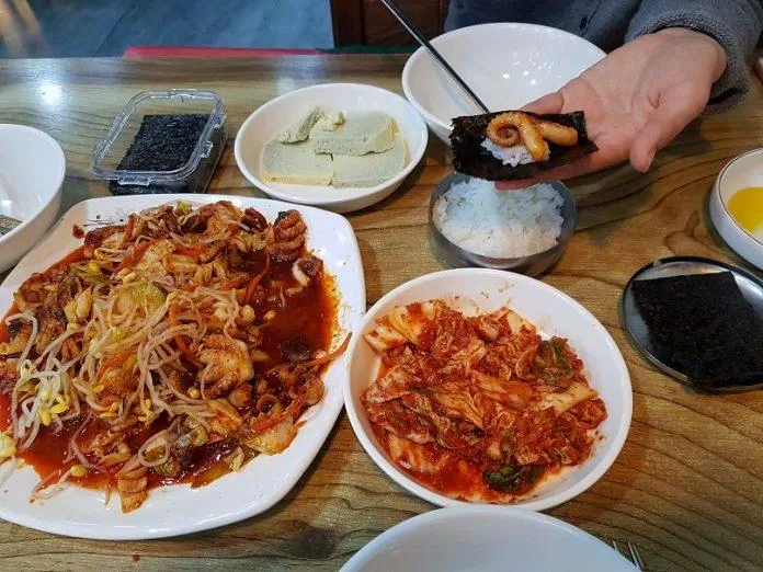 Mực xào gói với cơm trong lá rong biển (Ảnh: Internet). Mực xào gói với cơm trong lá rong biển (Ảnh: Internet).