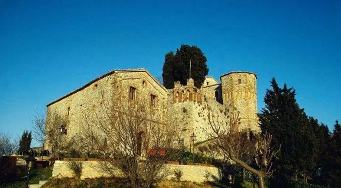 Lâu đài Montebello hùng vĩ giữa núi (Ảnh: Internet).