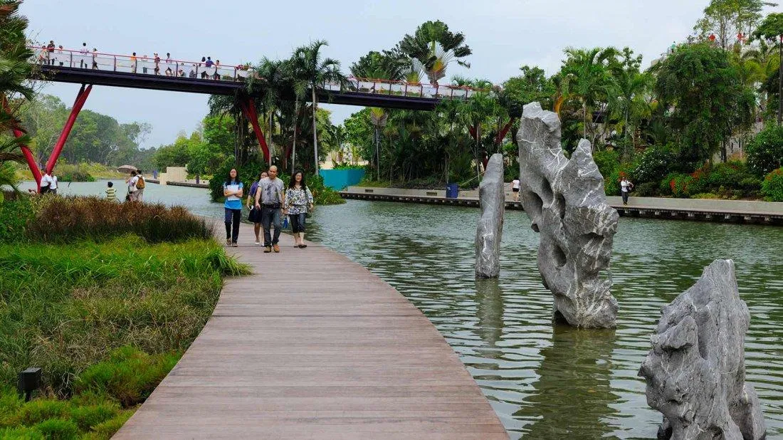 Lối đi bên hồ nước (Ảnh: Internet). Lối đi bên hồ nước (Ảnh: Internet).