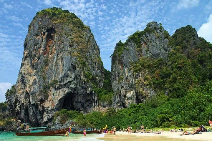 Ở Krabi có rất nhiều đảo tựa như các thế giới tách biệt với đất liền (Ảnh: Internet). Ở Krabi có rất nhiều đảo tựa như các thế giới tách biệt với đất liền (Ảnh: Internet).