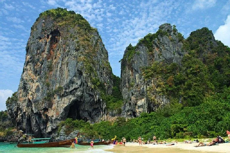 Ở Krabi có rất nhiều đảo tựa như các thế giới tách biệt với đất liền (Ảnh: Internet). Ở Krabi có rất nhiều đảo tựa như các thế giới tách biệt với đất liền (Ảnh: Internet).