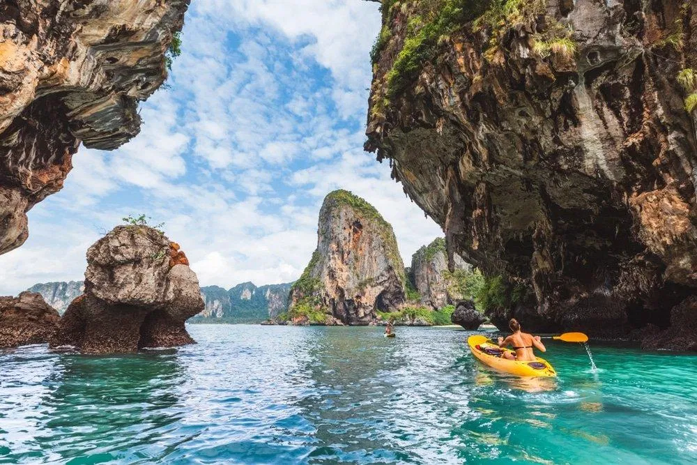 Chèo xuồng dạo quanh các đảo của Krabi (Ảnh: Internet). Chèo xuồng dạo quanh các đảo của Krabi (Ảnh: Internet).